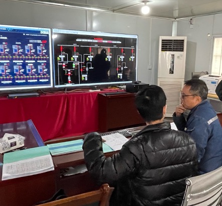 Ruike Lyu discussing the industrial energy-management system with on-site engineers